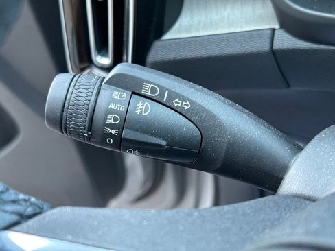 Used 2023 Volvo XC40 B5 Plus image 23