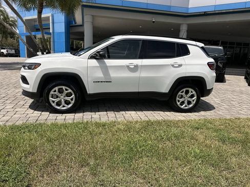 Used 2024 Jeep Compass Latitude AWD/4WD image 31