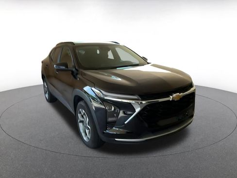 Used 2025 Chevrolet Trax LT FWD image 3
