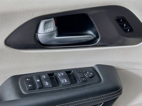Used 2024 Chrysler Pacifica Touring-L image 9