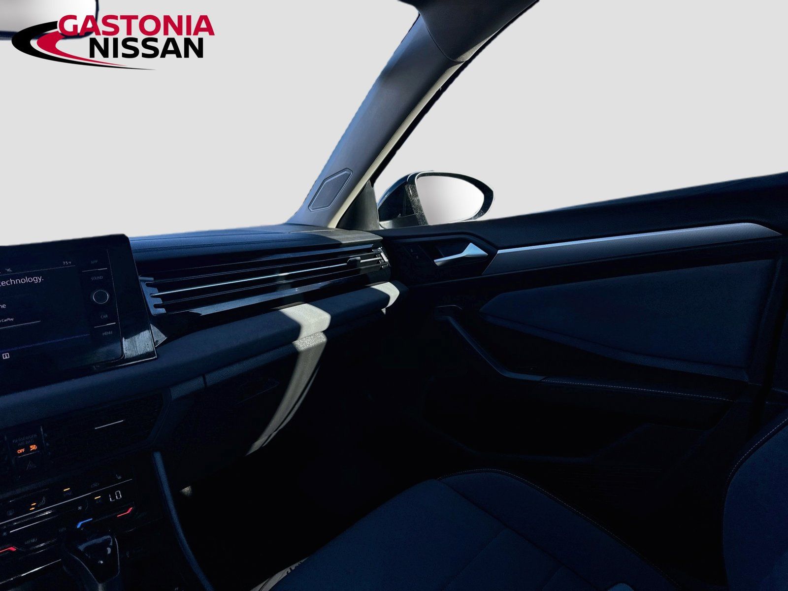 Used 2025 Volkswagen Jetta SE FWD image 31