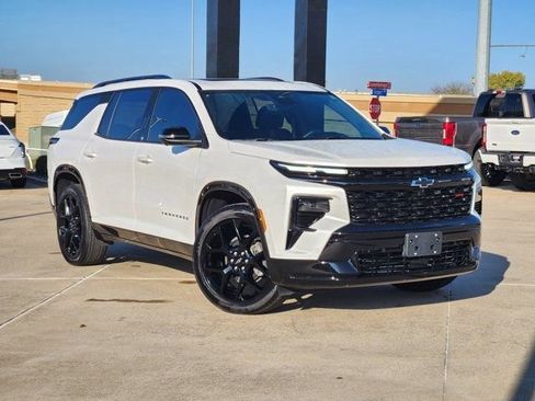 Used 2025 Chevrolet Traverse RS image 2