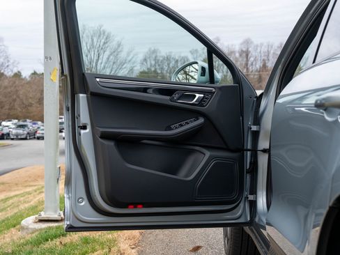 Certified 2025 Porsche Macan image 18
