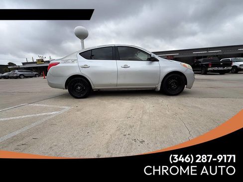 Used 2014 Nissan Versa SV image 3