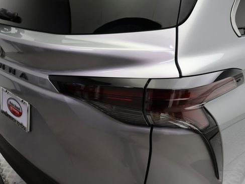 Certified 2025 Toyota Sienna XLE image 9