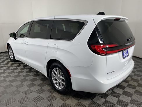 Used 2025 Chrysler Pacifica Select image 9