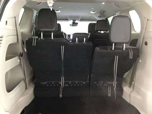 Used 2023 Chrysler Pacifica Touring-L image 15