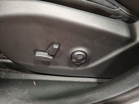 Used 2019 Jeep Cherokee Latitude Plus w/ Comfort/Convenience Group image 9