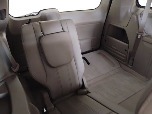 Used 2016 Chrysler Town & Country Touring image 16