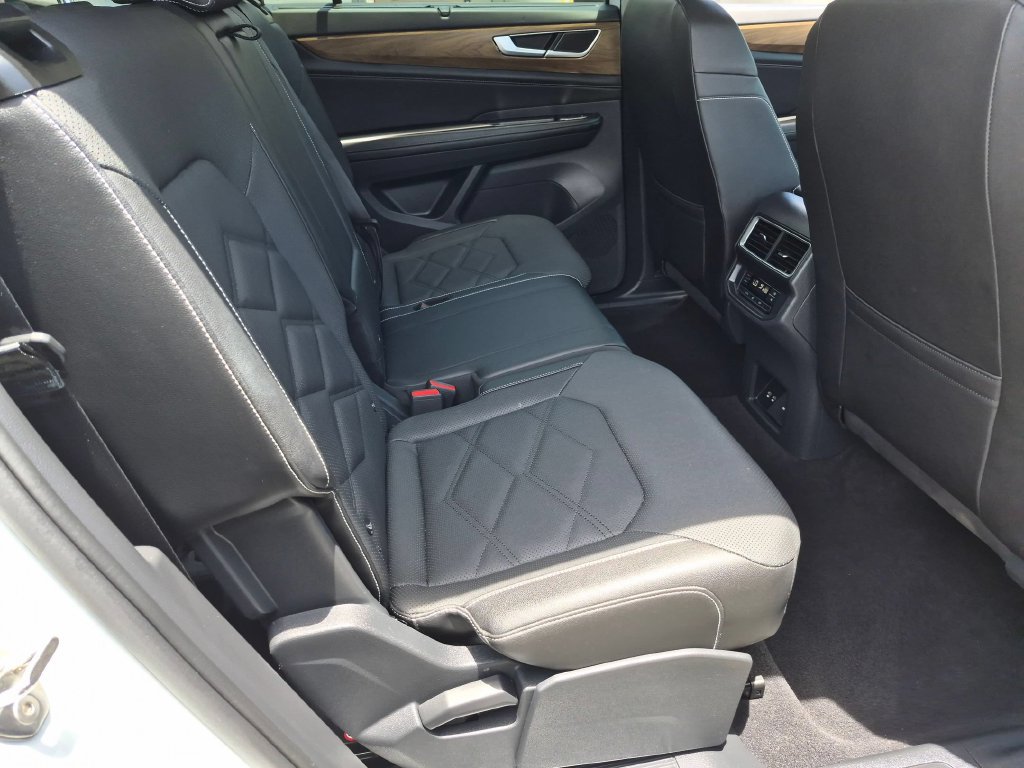 Used 2025 Volkswagen Atlas SE FWD image 28