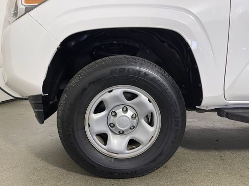 Used 2018 Toyota Tacoma SR5 RWD image 11