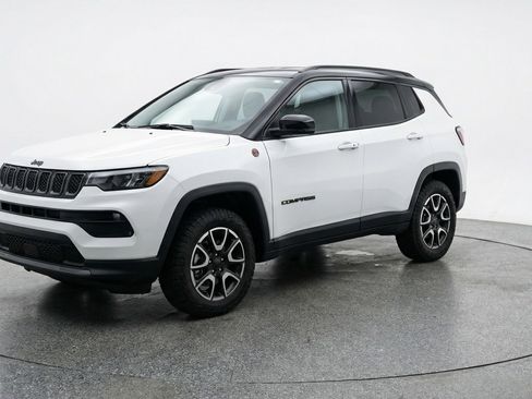 Used 2025 Jeep Compass Trailhawk image 3
