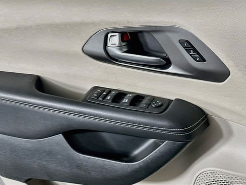 Used 2024 Chrysler Pacifica Touring-L FWD image 15