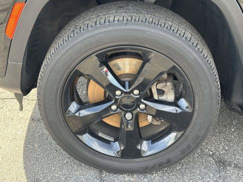 Used 2023 Jeep Grand Cherokee L Laredo image 9