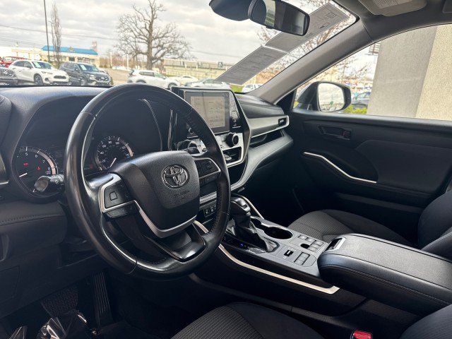 Used 2024 Toyota Highlander LE AWD/4WD image 11