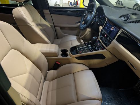 Used 2025 Porsche Macan image 24