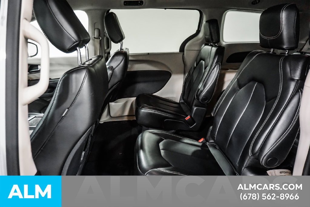 Used 2023 Chrysler Pacifica Touring-L FWD image 17