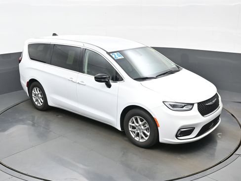 Used 2024 Chrysler Pacifica Touring-L FWD image 39