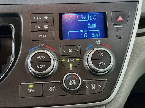 Used 2020 Toyota Sienna XLE FWD image 23