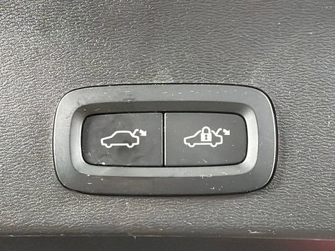 Used 2024 Volvo XC40 B5 Plus image 21