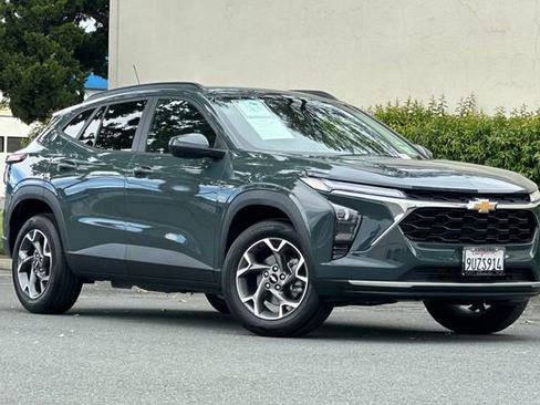 Used 2025 Chevrolet Trax LT w/ Driver Confidence Package image 2