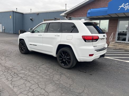 Used 2017 Jeep Grand Cherokee Altitude image 4