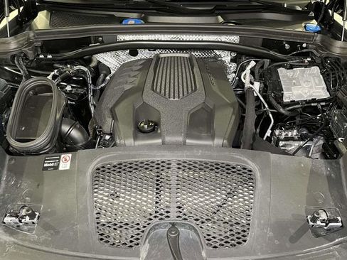 Certified 2025 Porsche Macan image 24