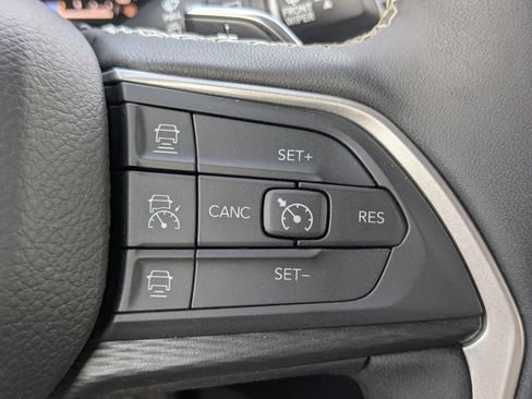 Used 2025 Jeep Grand Cherokee Altitude AWD/4WD image 29