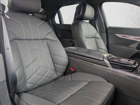 Used 2025 BMW i7 eDrive50 w/ M Sport Package image 22