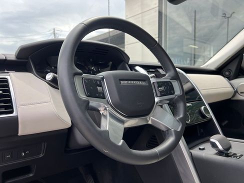 Used 2024 Land Rover Discovery S image 29