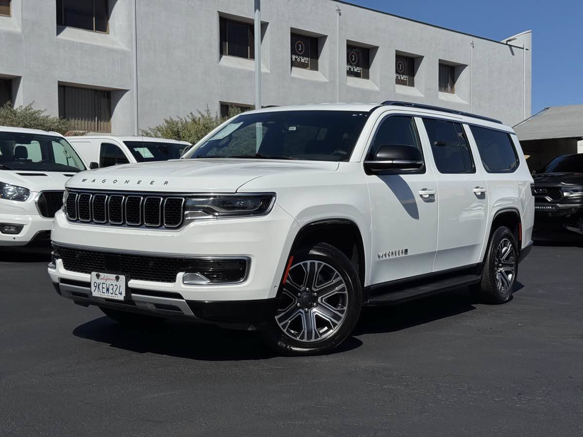 Used 2024 Jeep Wagoneer L Series II RWD image 2