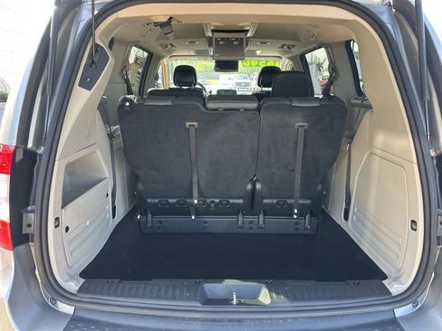 Used 2016 Chrysler Town & Country Touring-L image 26
