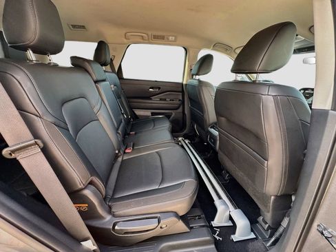 Used 2025 Nissan Pathfinder SL AWD/4WD image 30