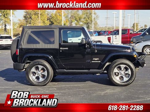 Used 2017 Jeep Wrangler Sahara w/ Connectivity Group AWD/4WD image 3