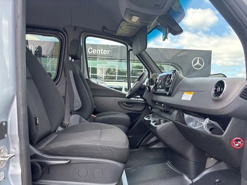 Used 2025 Mercedes-Benz Sprinter 2500 image 38
