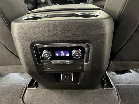 Used 2025 Chevrolet Suburban Z71 AWD/4WD image 26