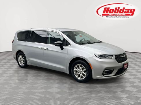 Used 2024 Chrysler Pacifica Touring-L FWD image 1