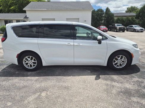 Used 2023 Chrysler Pacifica Touring-L FWD image 2