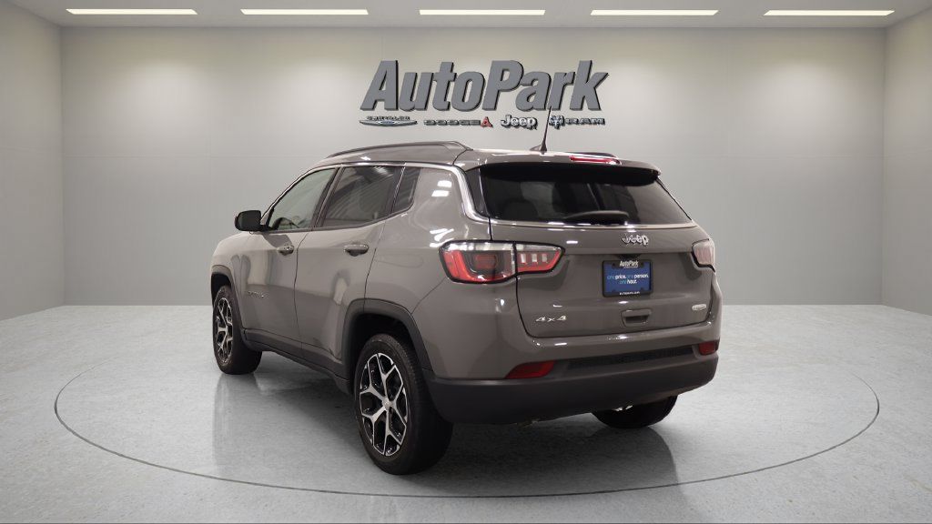 Used 2024 Jeep Compass Latitude AWD/4WD image 9