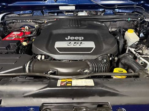 Used 2013 Jeep Wrangler Unlimited Rubicon w/ Connectivity Group AWD/4WD image 8