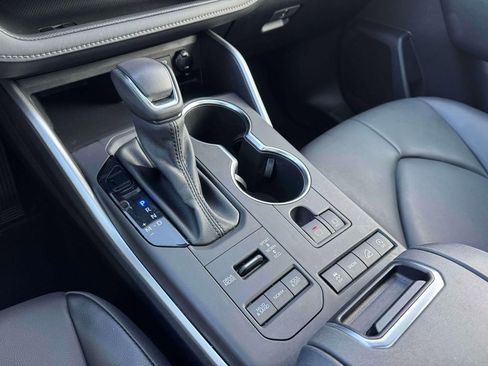 Used 2022 Toyota Highlander XLE image 30