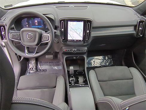 Used 2025 Volvo XC40 B5 Plus image 18