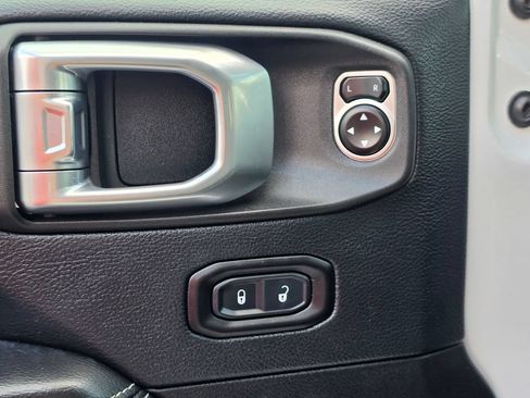 Used 2018 Jeep Wrangler Unlimited Sahara AWD/4WD image 13