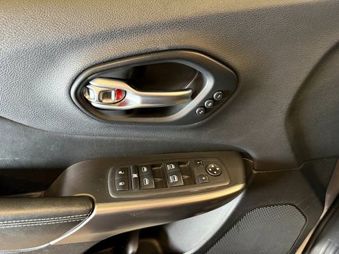 Used 2020 Jeep Cherokee Limited image 21