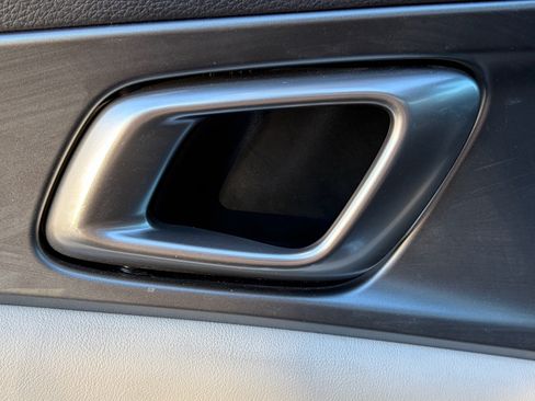 Used 2024 Kia Carnival LX FWD image 9