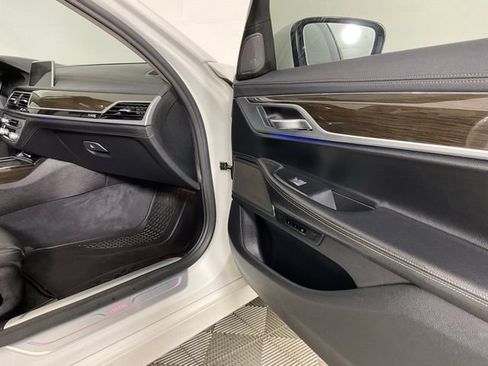 Used 2020 BMW 740i image 19