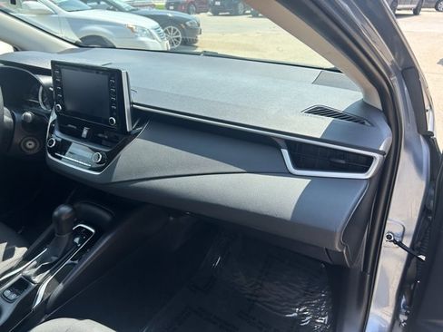 Used 2020 Toyota Corolla LE FWD image 18