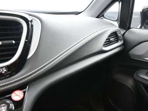Used 2025 Chrysler Pacifica Limited FWD image 29