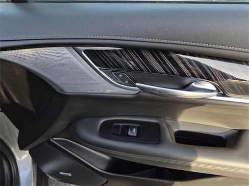 Used 2025 Cadillac XT6 Premium Luxury image 17