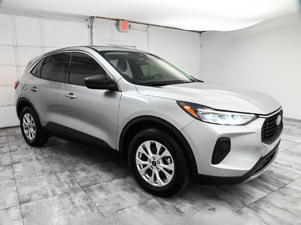 Used 2023 Ford Escape Active w/ Tech Pack #1 AWD/4WD image 3